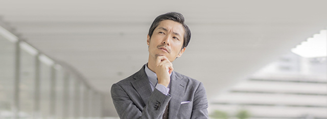 悩む男性